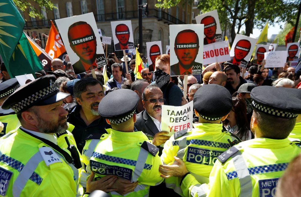 Εκτός ελέγχου ο Ερντογάν – Τούρκοι παρακρατικοί ξυλοφόρτωσαν Κούρδους στο Λονδίνο – Γροθιές και κλωτσιές – Βίντεο